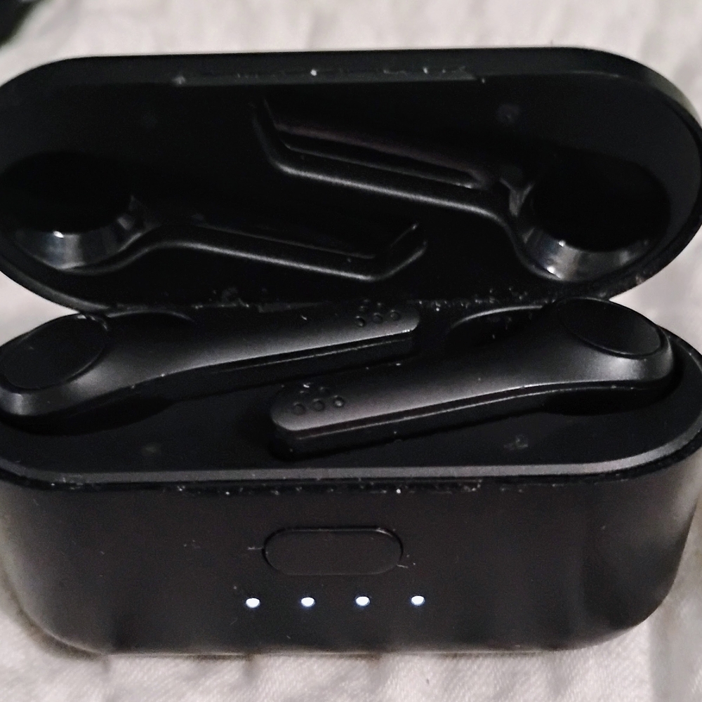 EUC Toshiba Black True Wireless Earbud Headphones